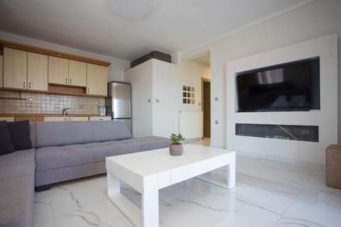 Executive Suite | Living area | TV