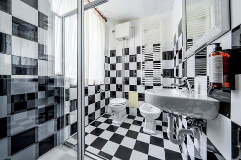 Economy Double Room | Bathroom | Free toiletries, hair dryer, bidet, towels