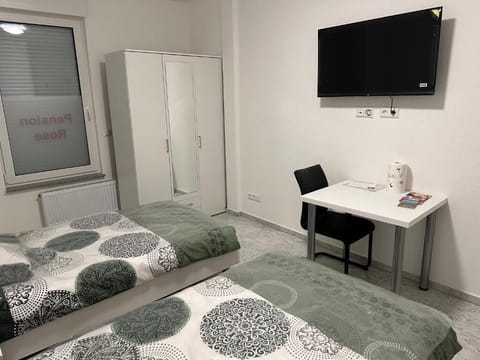 Basic Twin Room | Desk, free WiFi