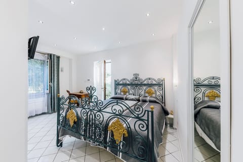 Deluxe Double Room | Blackout drapes, iron/ironing board, free WiFi