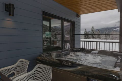 Comfort Condo, Balcony, Mountain View | Private spa tub