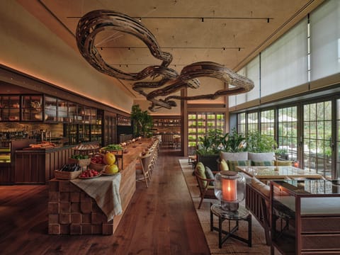 5 restaurants; breakfast, lunch, and dinner served