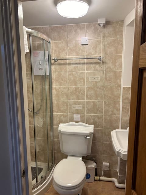 Standard Double Room | Bathroom | Shower, free toiletries, towels, toilet paper