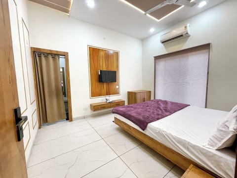 Deluxe Triple Room | Premium bedding, soundproofing, WiFi (free), bed sheets