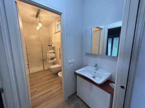 Shower, rainfall showerhead, free toiletries, hair dryer