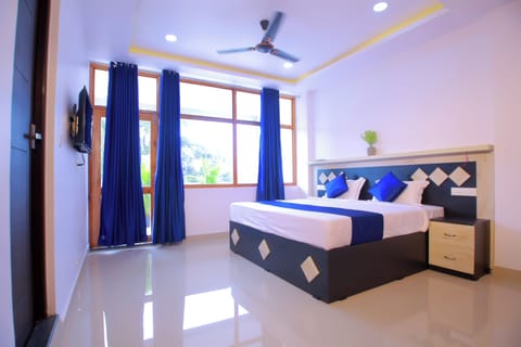 Deluxe Double Room | Rollaway beds, free WiFi, bed sheets