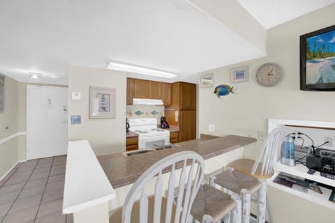 Condo, 1 Queen Bed with Sofa bed (Sugar Beach 312) | Private kitchen | Oven