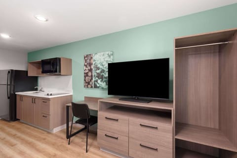 Suite, 1 Queen Bed, Non Smoking | Desk, free WiFi, bed sheets