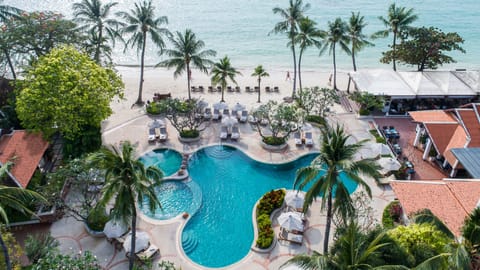 2 outdoor pools, pool umbrellas