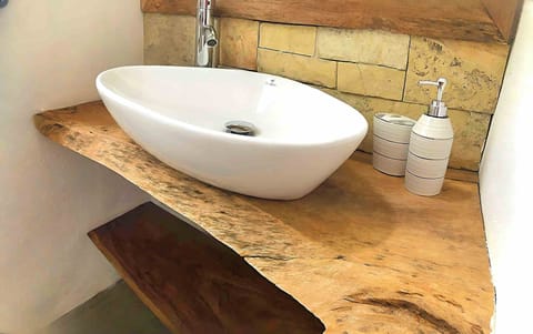 Comfort Cabin | Bathroom | Shower, rainfall showerhead, hair dryer, towels