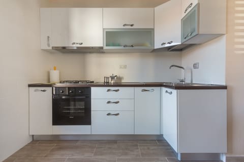 Elite Apartment | Private kitchen | Full-size fridge, microwave, oven, stovetop