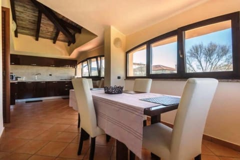 Full-size fridge, microwave, oven, stovetop