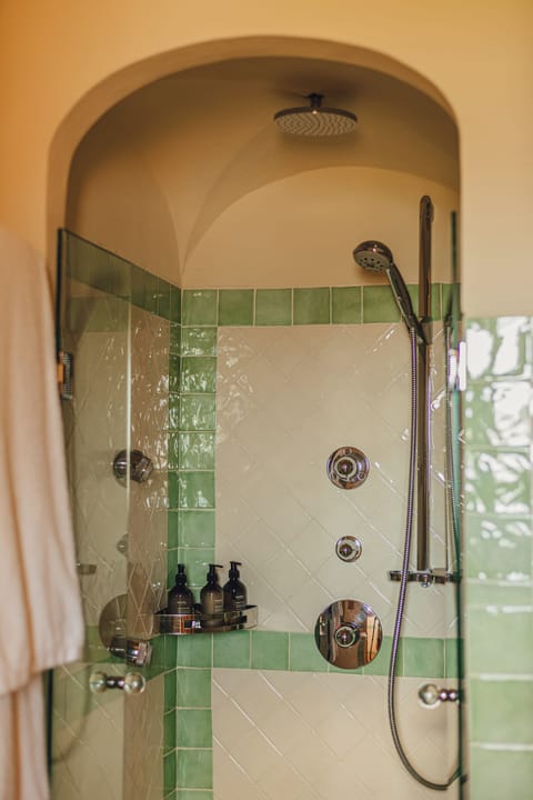 Suite with Sea View | Bathroom | Combined shower/tub, rainfall showerhead, designer toiletries