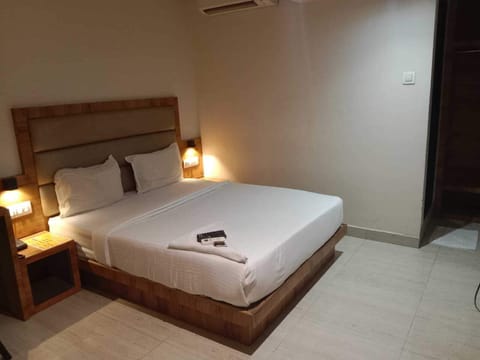 Desk, laptop workspace, iron/ironing board, free WiFi
