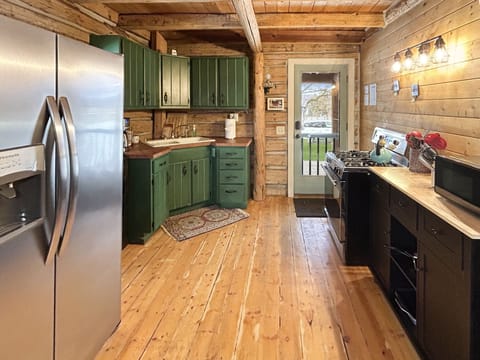 Cabin, 2 Bedrooms | Private kitchen | Fridge, oven, coffee/tea maker, electric kettle