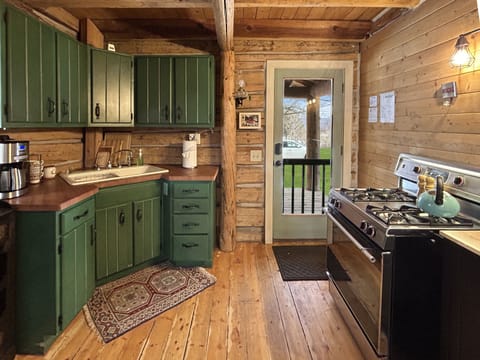 Cabin, 2 Bedrooms | Private kitchen | Fridge, oven, coffee/tea maker, electric kettle