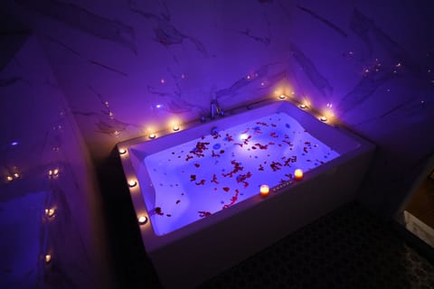 Indoor spa tub
