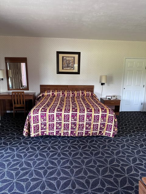 Double Room, 1 King Bed, Balcony, Garden View | Iron/ironing board, free WiFi, bed sheets