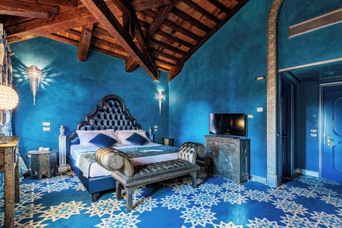 Suite | In-room safe, desk, laptop workspace, soundproofing