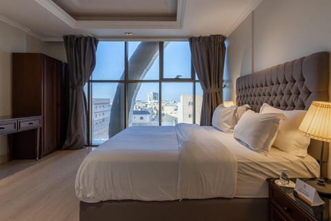 Signature Apartment | In-room safe, blackout drapes, iron/ironing board, free WiFi