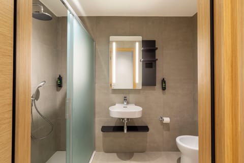 Standard Twin Room | Bathroom