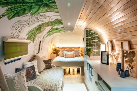 Trailer Suite | Premium bedding, minibar, in-room safe, desk