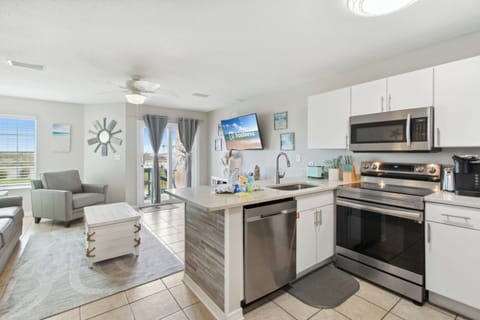 Signature Condo, 1 Bedroom, Balcony, Pool View | Private kitchen | Fridge, microwave, oven, stovetop