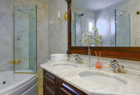 Executive Studio Suite, Balcony, Sea View | Bathroom | Hair dryer, towels, soap, shampoo