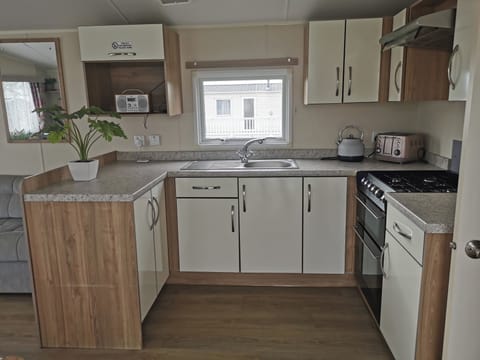 Cabin | Private kitchen | Fridge, microwave, oven, stovetop