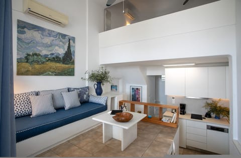 House | 2 bedrooms, desk