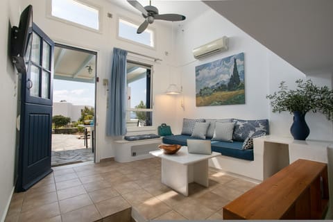 House | 2 bedrooms, desk