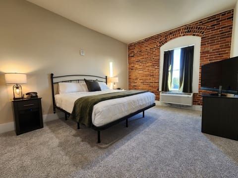 King - 4th Floor | Blackout drapes, iron/ironing board, free WiFi, bed sheets