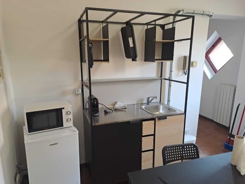Deluxe Studio | Private kitchen | Coffee/tea maker, electric kettle