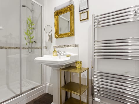 Classic Double Room, Ensuite | Premium bedding, down comforters, Tempur-Pedic beds, in-room safe