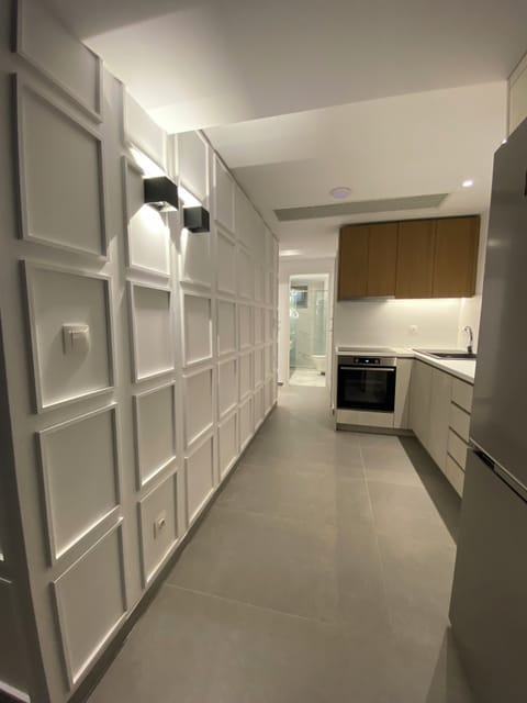 Luxury Suite | Private kitchen | Stovetop, electric kettle, cookware/dishes/utensils