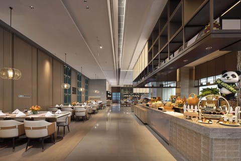 3 restaurants; breakfast, lunch, and dinner served