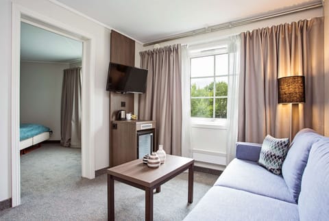Junior Suite | Premium bedding, pillowtop beds, desk, blackout drapes