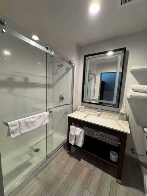 Deluxe Double Room, 2 Queen Beds, Non Smoking | Bathroom