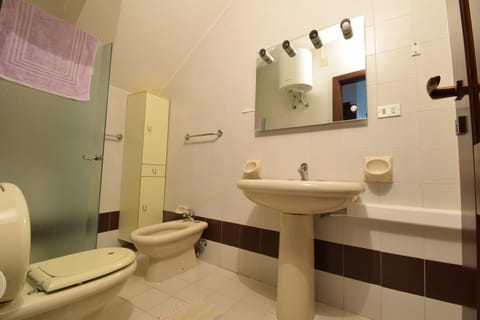 Apartment, Patio, Garden View | Bathroom | Shower, towels