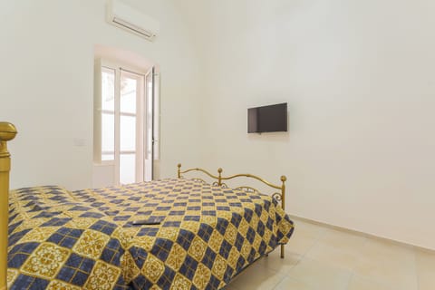 Iron/ironing board, free WiFi