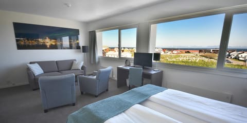 Hypo-allergenic bedding, desk, blackout drapes, free WiFi