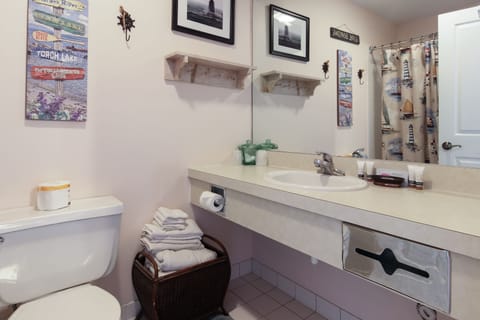 Standard Room, 2 Double Beds | Bathroom | Hair dryer, towels, soap, shampoo