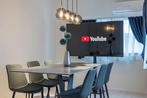 Deluxe House, Balcony | In-room dining