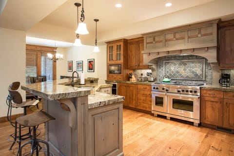 Room, 4 Bedrooms | Private kitchen | Fridge, oven, coffee/tea maker, toaster