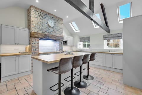 Cottage | Private kitchen | Electric kettle, toaster, highchair, dining table