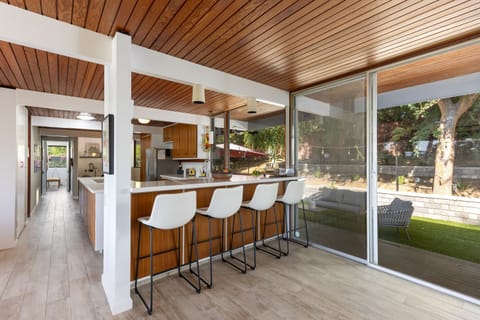 House | 3 bedrooms, desk