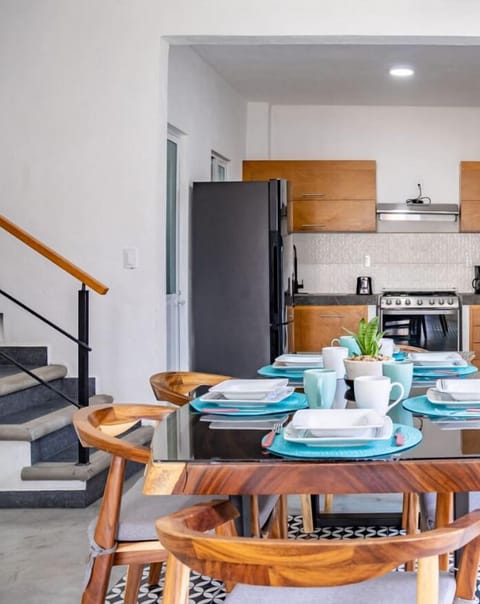 Deluxe Cottage, Garden View | Dining room