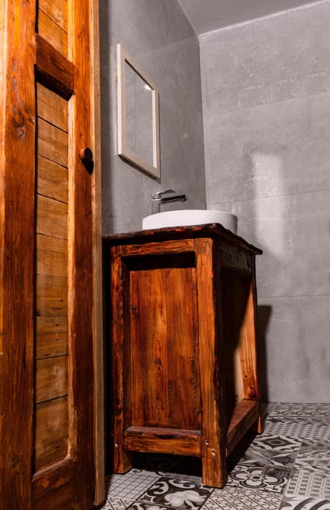 Shower, rainfall showerhead, free toiletries, hair dryer