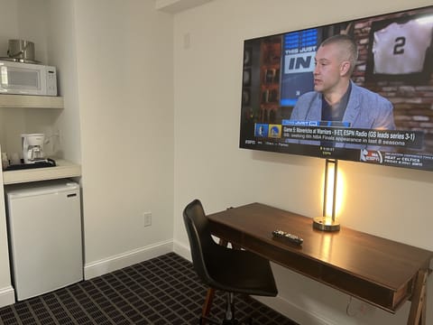 Standard Room, 1 King Bed | Iron/ironing board, free WiFi, bed sheets, alarm clocks