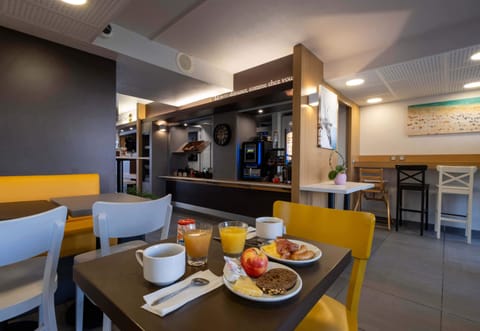 Daily buffet breakfast for a fee